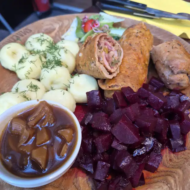 Zrazy z kluskami śląskimi, buraczkami i sosem z grzybami